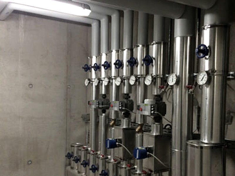 Gedämmte und verkleidete Anlagentechnik in einer Technikzentrale